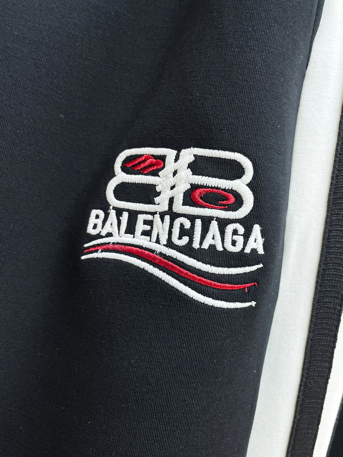 Balenciaga 2026 New Arrival counter Same Style casual suit, Breathable, comfortable and casual! Full of high-end feel! The details are exquisite and high-end, and the workmanship is impeccable! The original Premium fabric is very high-end! The fabric is crisp and anti-wrinkle Wear-Resistant, warm, neat and stylish. Everyone must buy a set this autumn and winter. They must look cool and cool when wearing them. We especially recommend Sizes M-3XL